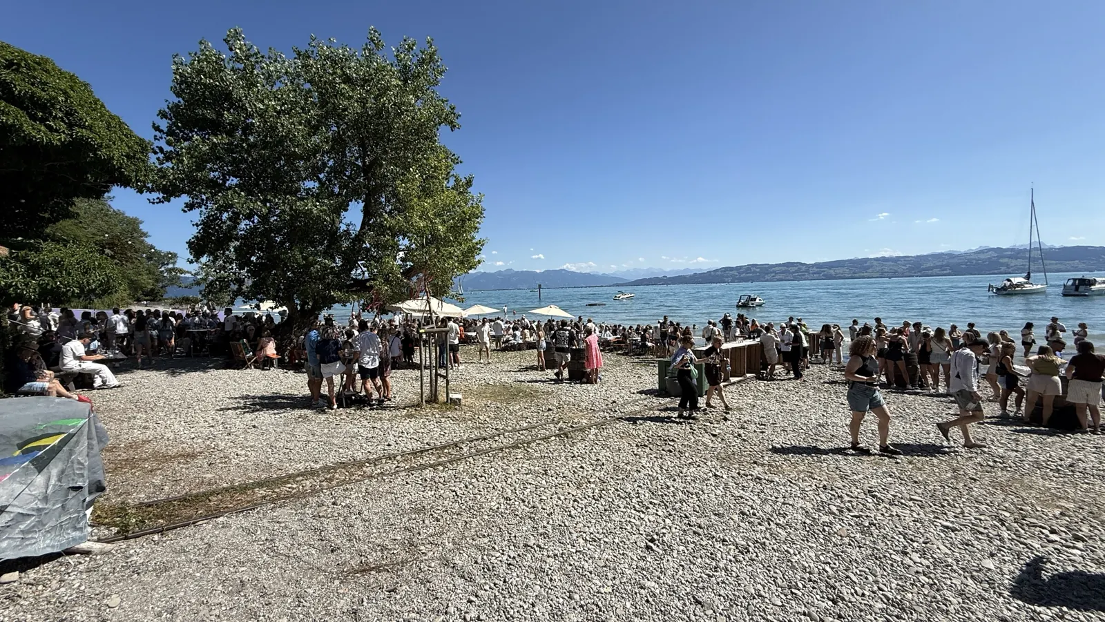Sommertag am Bodensee mit Blick auf die Alpen