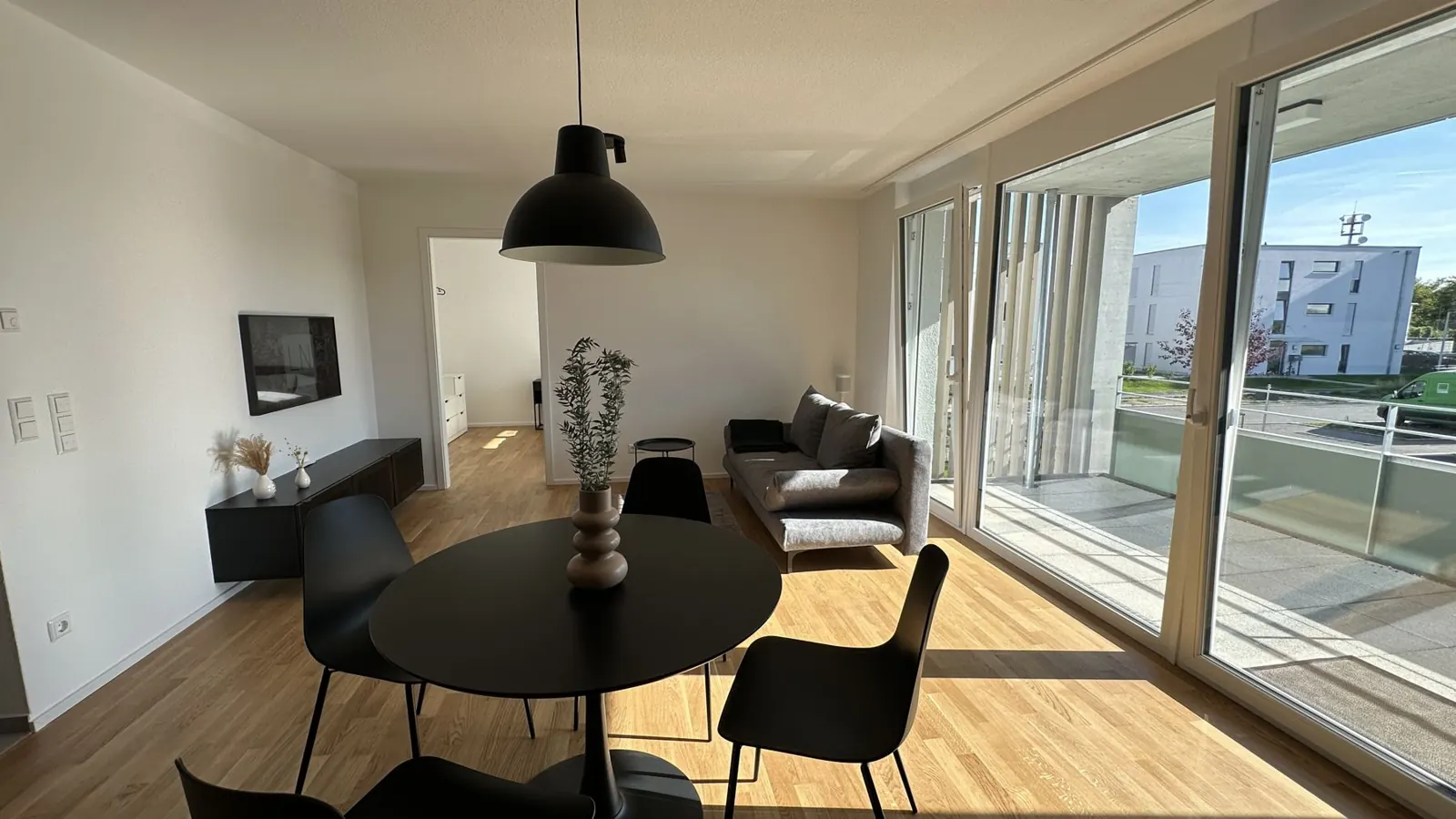 Apartment Liam: living and dining area with balcony
